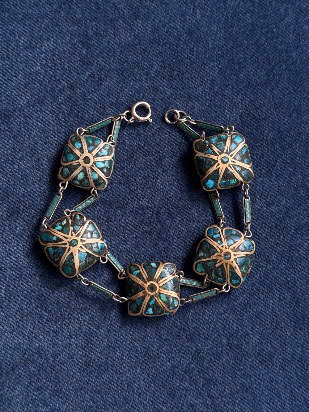 Vintage Crushed Turquoise Hand
Knotted silver tone‎ bracelet 8”